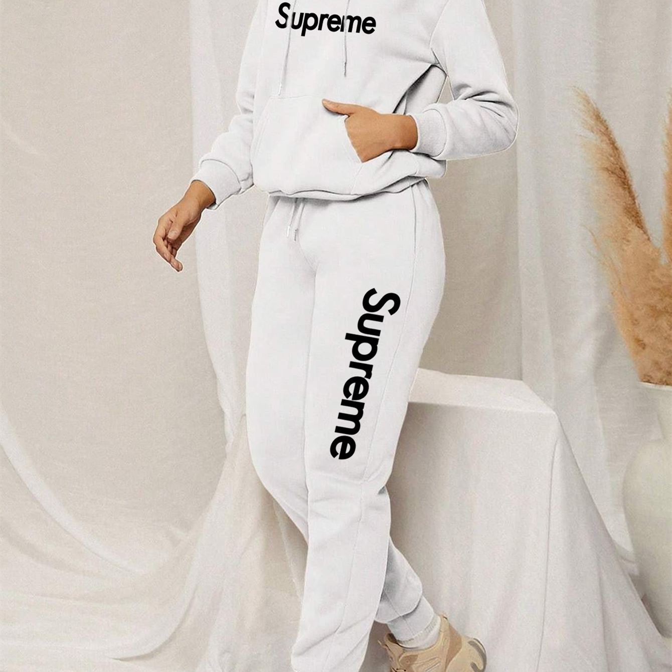 【 Supreme 】世界を旅する子犬のおしゃれなパーカーのセットです