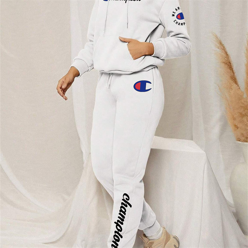 【 CHAMPION 】連名のかわいい子犬ですパーカーのスーツです