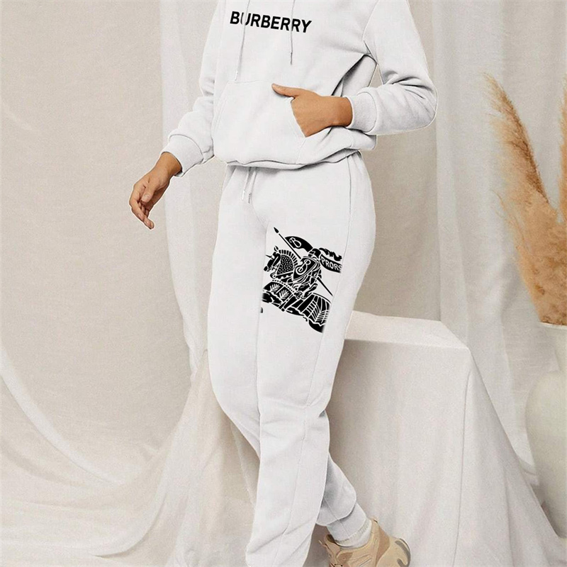 【 Burberry 】デザイン性のある戦闘馬の個性的なパーカーのセットです