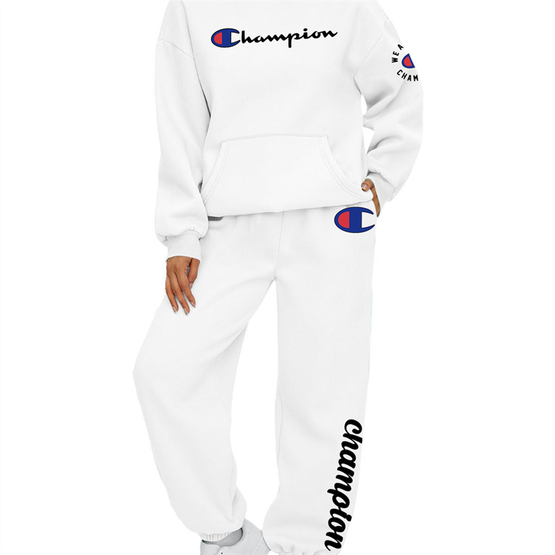 【 CHAMPION 】連名のかわいい子犬ですパーカーのスーツです