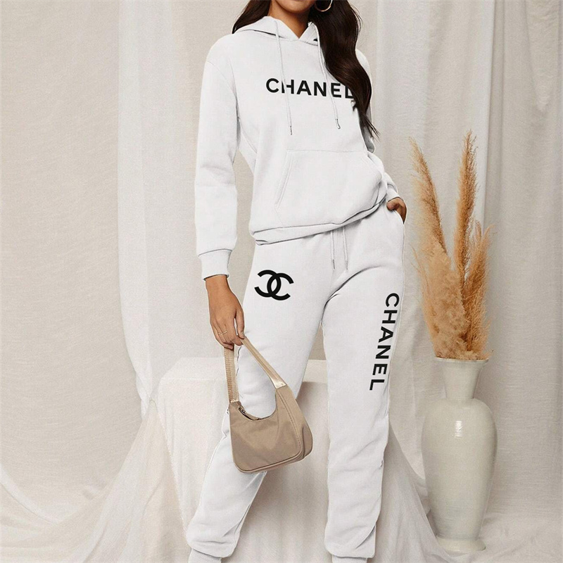 【 Chanel 】スタイリッシュでデザイン性の高いブランドの連名パーカーのセットです