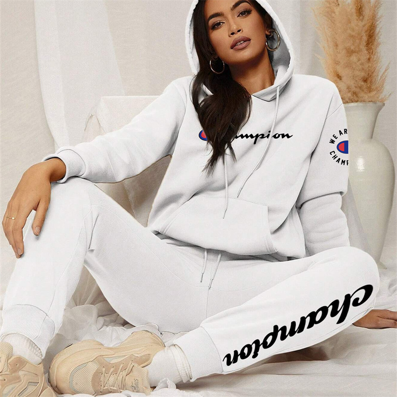 【 CHAMPION 】連名のかわいい子犬ですパーカーのスーツです