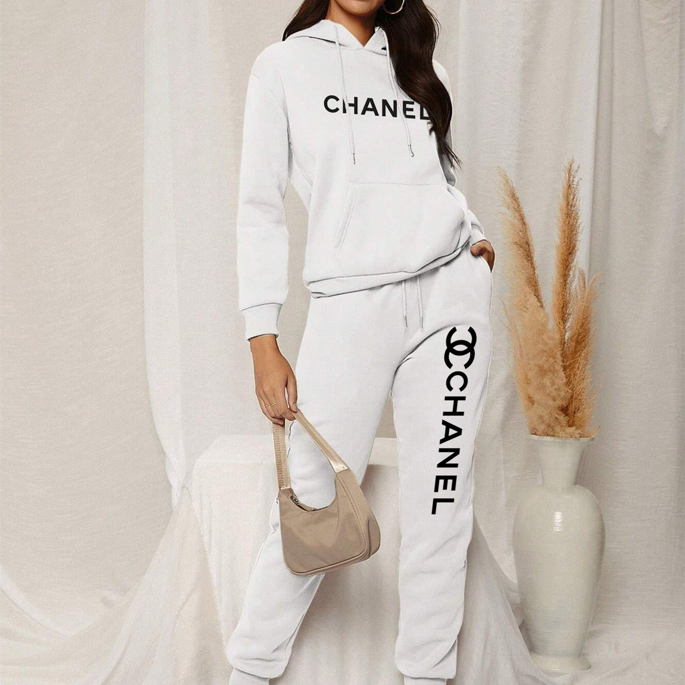 【 Chanel】シンプルなデザインがおしゃれな連名パーカーセットです