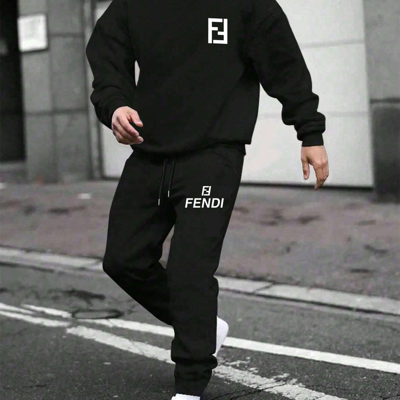 【 Fendi 】人気アニメの連名デザインのパーカーセットです