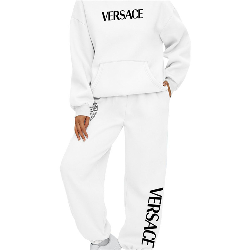 【 VERSACE 】高級ファッショントレンドですパーカーのスーツです
