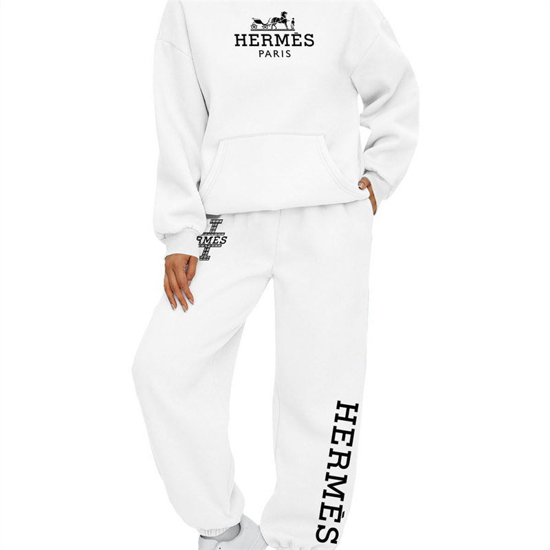 【HERMES】デザインがおしゃれですパーカーのスーツです