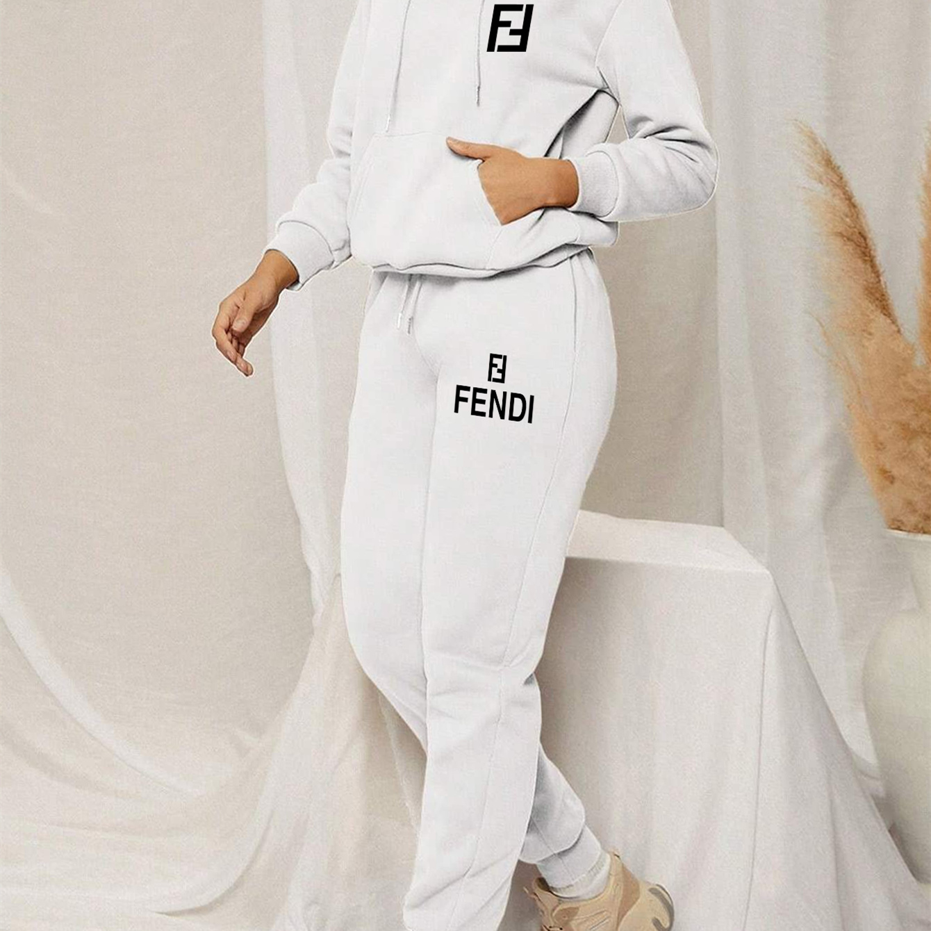 【 Fendi 】人気アニメの連名デザインのパーカーセットです