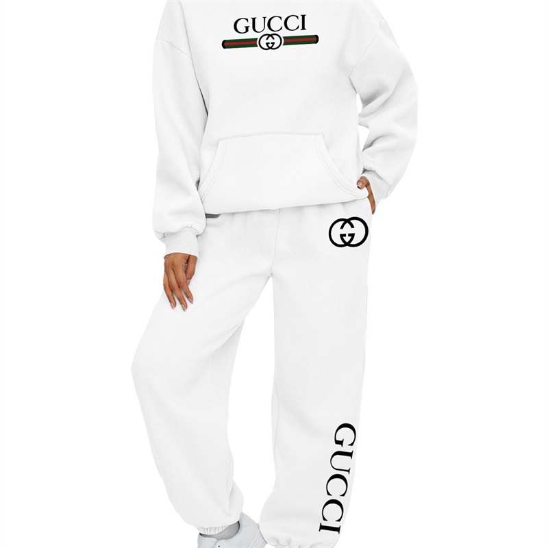 【GUCCI】メガネをかけたおしゃれなキャラクターですパーカーのスーツです