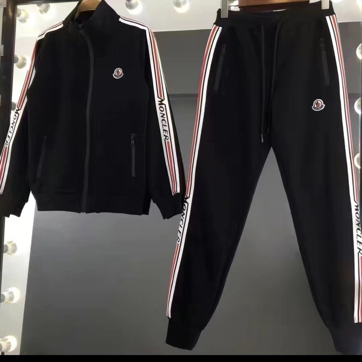 Moncler モンクレール　人気トレーナーセットアップ