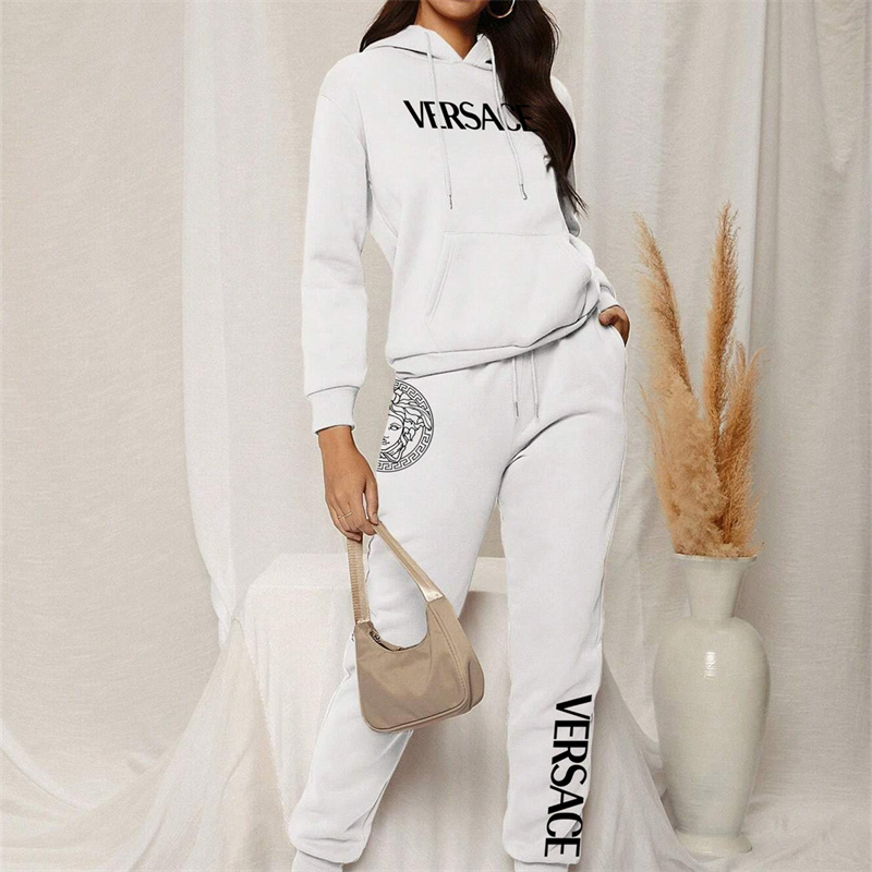 【 VERSACE 】高級ファッショントレンドですパーカーのスーツです