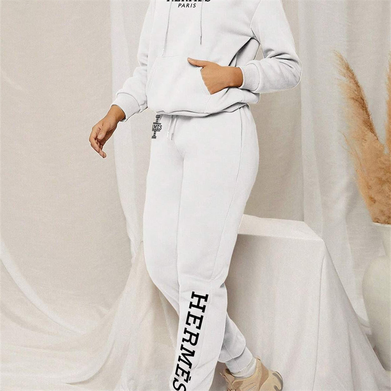 【HERMES】デザインがおしゃれですパーカーのスーツです