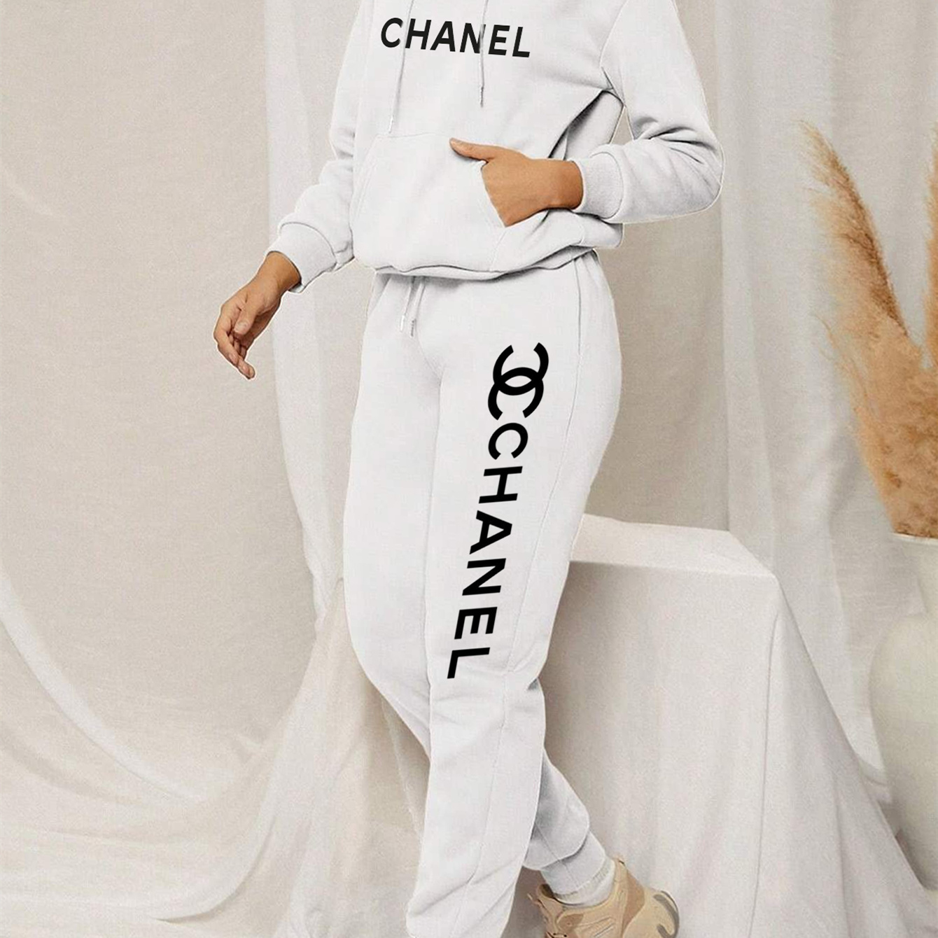 【 Chanel】シンプルなデザインがおしゃれな連名パーカーセットです