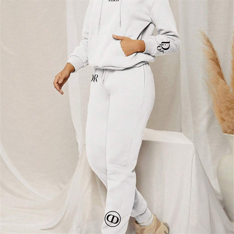 【 DIOR 】かわいいデザインの定番ですパーカーのスーツです