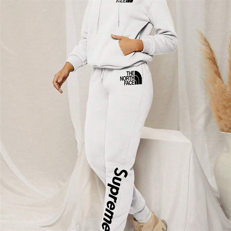 【THE NORTH FACE & SUPREME】SNOOPY ユニークなデザインのかわいい子犬ですパーカーのスーツです