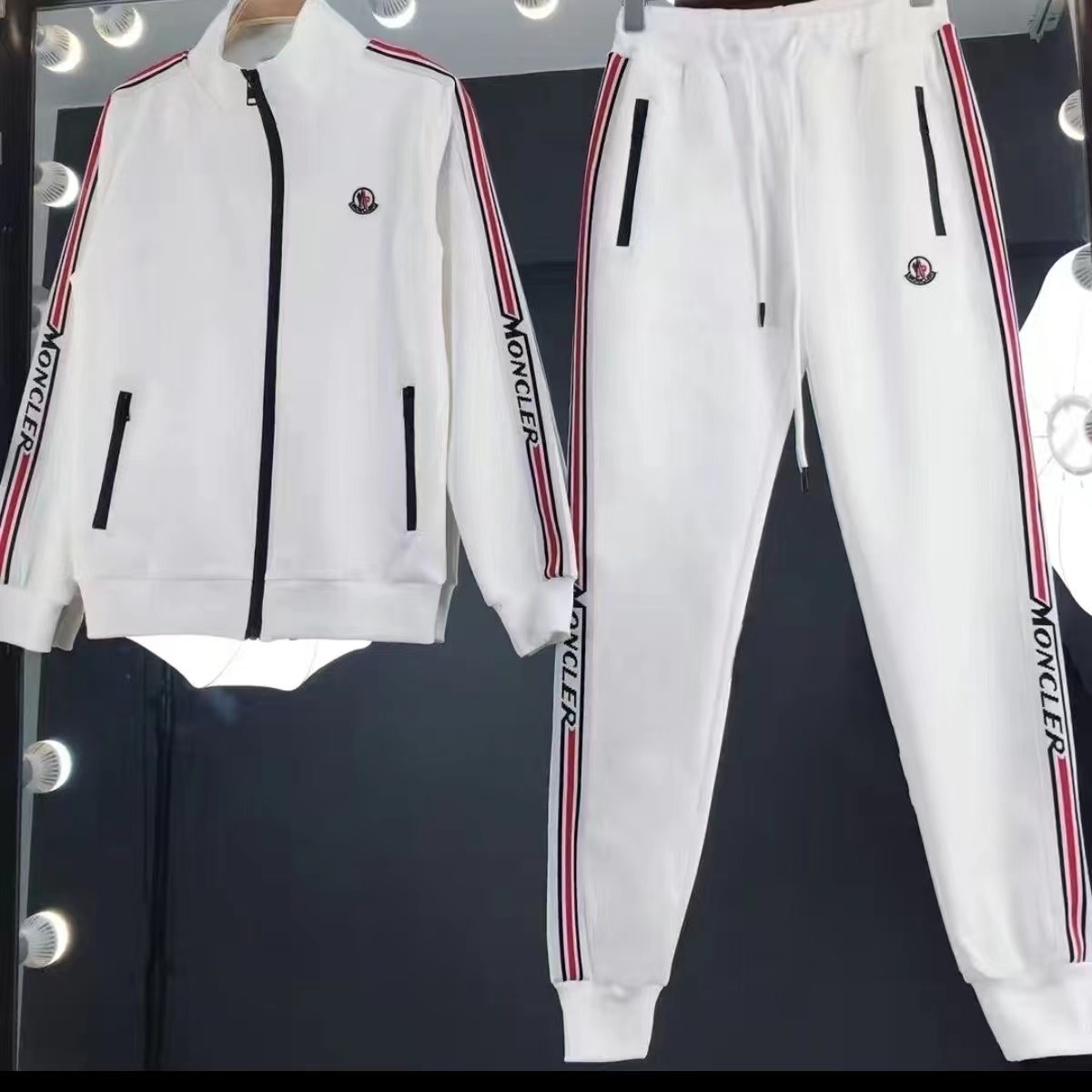 Moncler モンクレール　人気トレーナーセットアップ