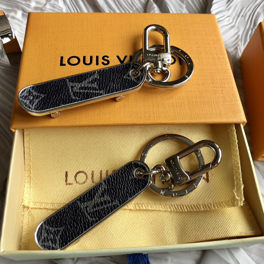 【Louis Vuitton 】（ルイヴィトン）ポルト クレ?スケートボード モノグラムM69476