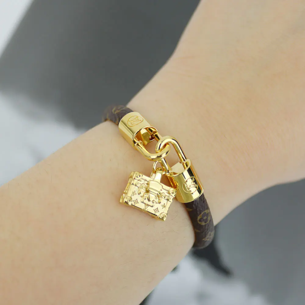 新作話題★ LOUIS VUITTON ブラスレ LVプティット マル