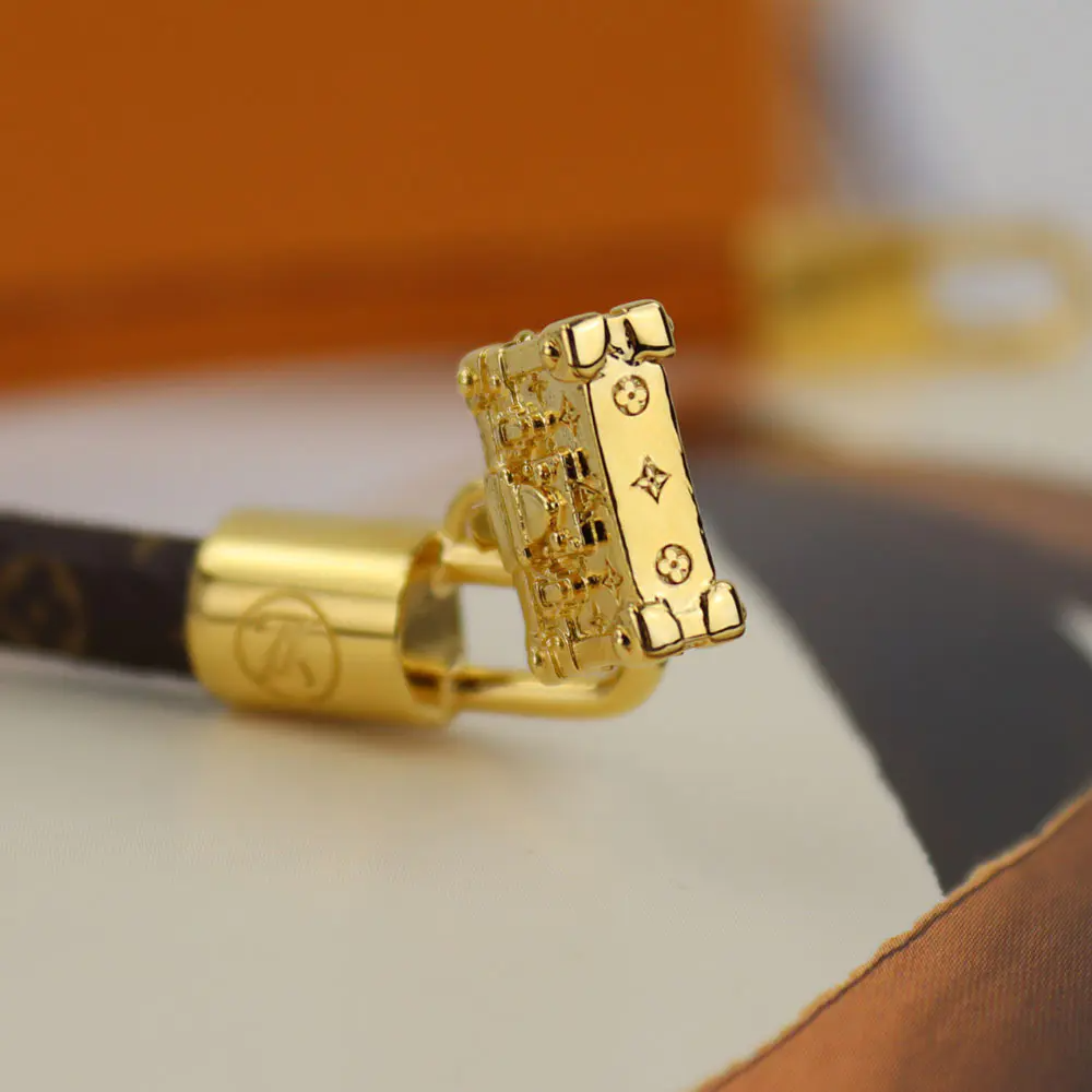 新作話題★ LOUIS VUITTON ブラスレ LVプティット マル