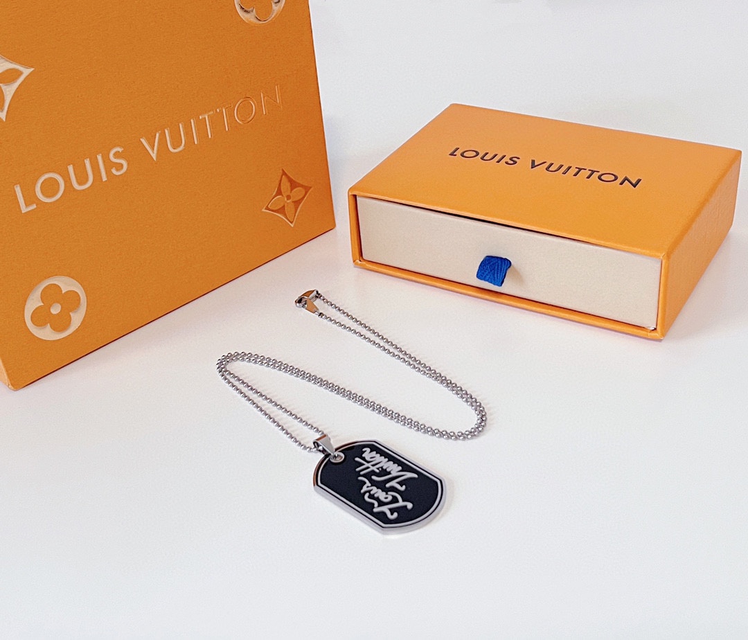 LOUIS VUITTON（ルイヴィトン） Signature Tabネックレス