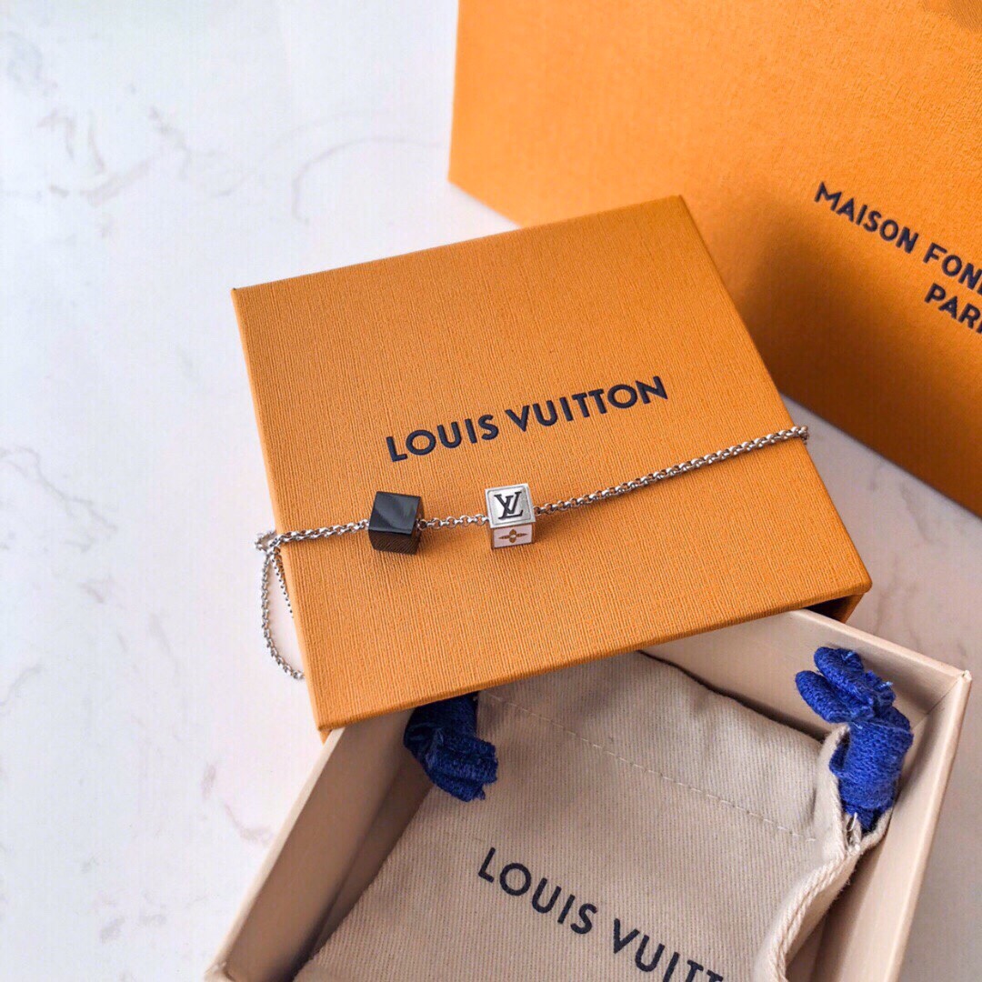LOUIS VUITTON（ルイヴィトン）ダイス ネックレス