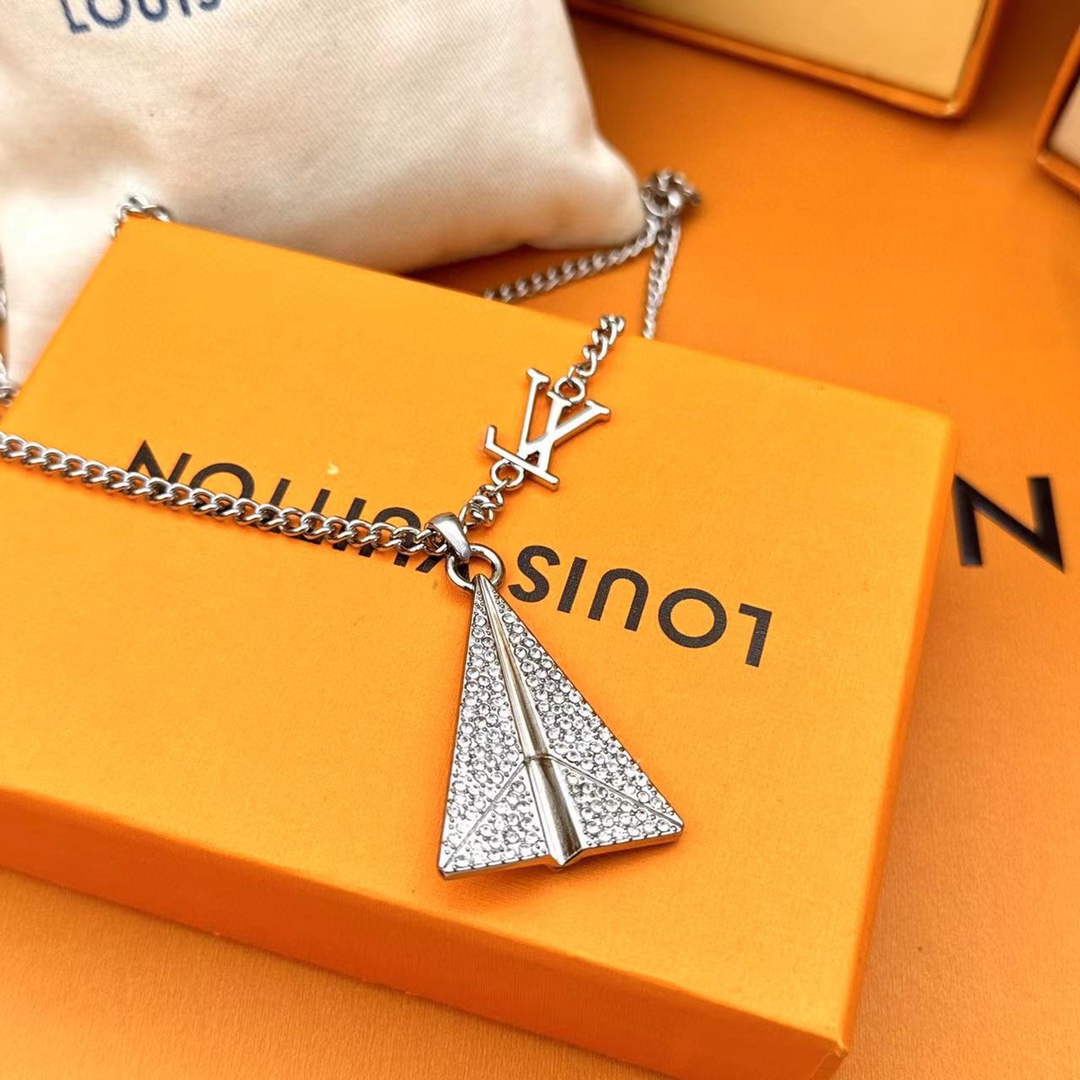 LOUIS VUITTON（ルイヴィトン）PAPERPLANE ネックレス