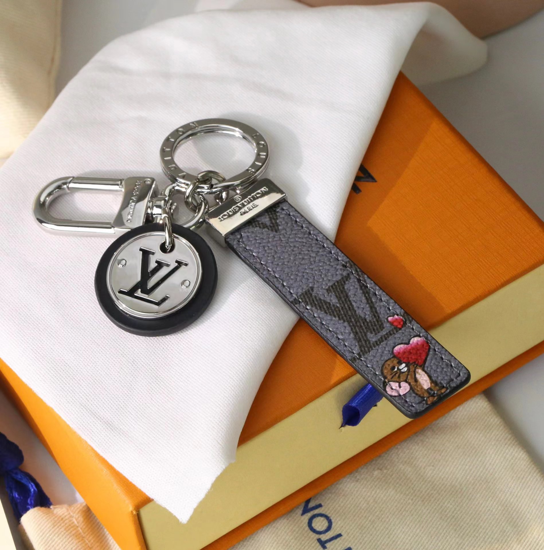 LV Louis Vuitton バッグペンダント キーホルダー 69 zm